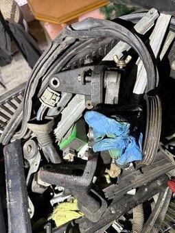 Směs dílu HONDA CRX 2g.