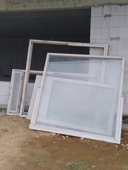Velké dřevěné okno 200x200, prosklené dveře 120x230.Dvojsklo