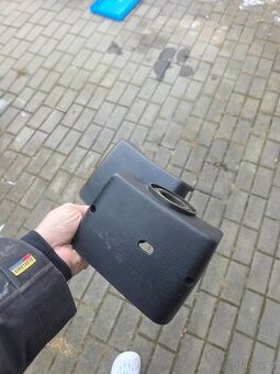 Audi 80 kryt pod volant