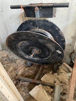 PRODÁM STOJAN NA STAHOVACÍ PÁSKU A STAHOVAČKU