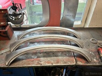 Vrchní "rohlíček" Tatra 603 mezi maskou a kapotou