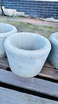 Prodám betonový květináč
