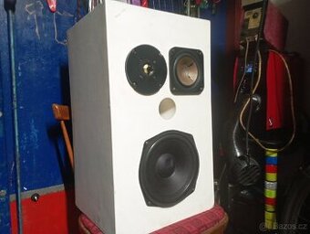 Tesla repro bedny (stavba)