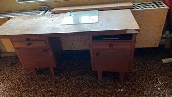 Dřevěný psací stůl