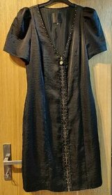 Elegantní lesklé společenské šaty.