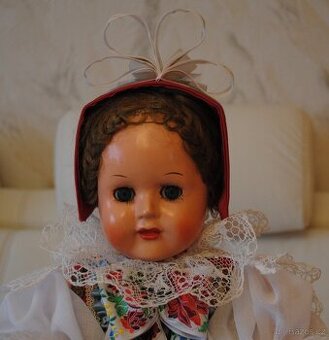 Stará krojovaná panenka