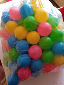 Plastové balónky do bazénku