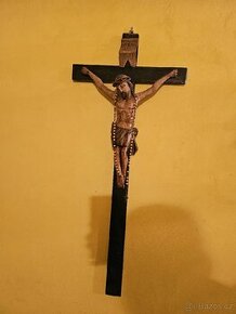 Krásný stary velký dřevěný kříž s Ježíšem
