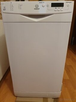Myčka na nádobí Indesit-45cm(hlásí chybu)