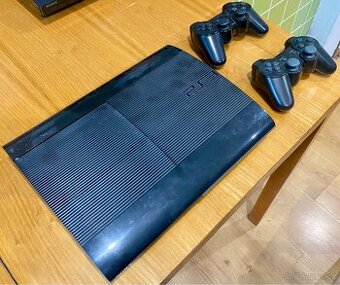 PS3 500 GB + 2 Ovladače + 18 Her + kabeláž