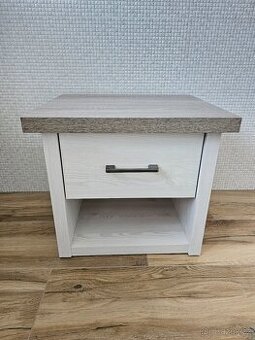NOVÝ NOČNÍ STOLEK PROVENCE, PC 2699 KČ