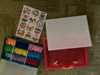 Houbové puzzle s kolíčky/mozaika v červeném kufříku
