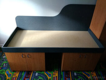Postel jednolůžko na skříních