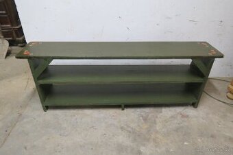 Malovaná lavička po dřívější celkové renovaci