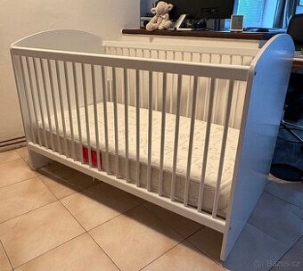 Zánovní krásná dětská postýlka 70x130 cm