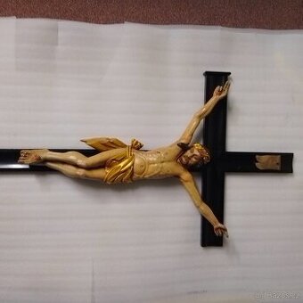 Starožitný dřevěný kříž s dřevěným Ježíšem Kristem