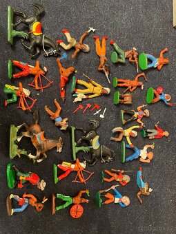 Indiáni a kovbojové DDR staré hračky