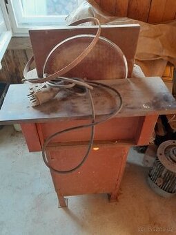 Pásová talířová bruska