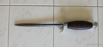 Stará čtyřhraná dýka