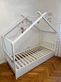Dětská postel domeček