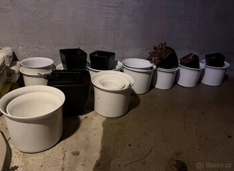 Keramické a plastové samozavlažovací květináče