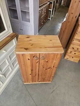 MASIVNÍ SKŘÍŇKA -- KOMODA