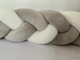 Nový bílý - šedý mantinel cop do dětské postýlky 3m