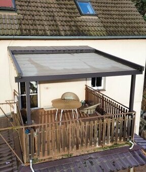 Hliníková pergola s posuvnou střechou