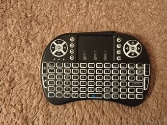 Mini bezdrátová klávesnice i na hry