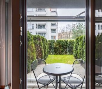 Zařízené 1+kk s vlastní zahradou na Albertově