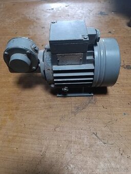 Elektro motor z převodovkou