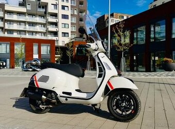 Vespa GTS 300 Supersport – r.v. 2023, 5000 km, 1. majitel