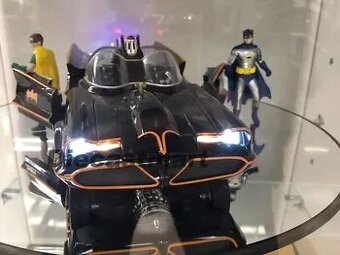 Batmobile 1/18 se svetly a figurkami Batman a Robin