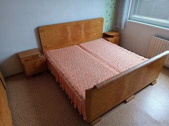 Skříně, postel, noční stolky a zrcadlo