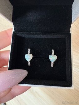 Nové dámské náušnice s bílým opálem