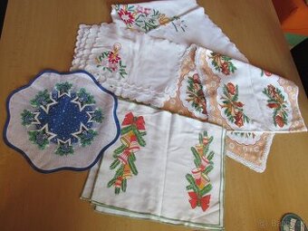 HISTORICKÉ VÁNOČNÍ  UBRUSY a PROSTÍRÁNÍ
