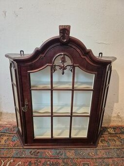 Stylová nástěnná vitrína - mahagon