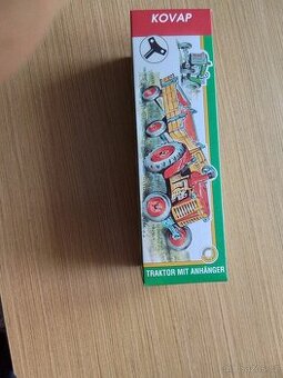 Traktor s valníkem zelený