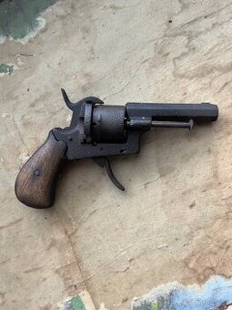 Starý revolver Lefoš