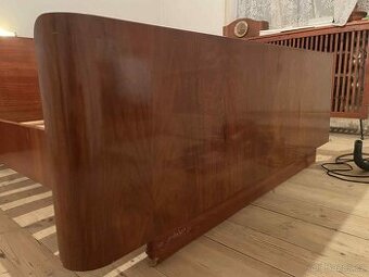 Prodám kvalitní dřevěnnou postel s postranními stolky.