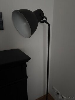 Lampa stojíci