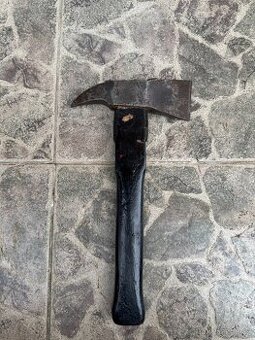 Stará hasičská sekera značená