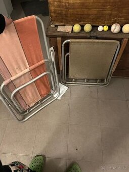 2 retro skládací židle – jedna funkční, jedna na renovaci