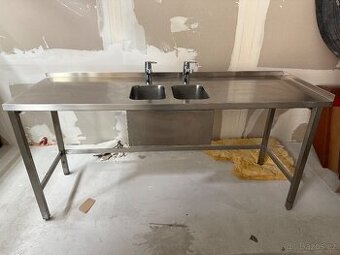 Nerezový stůl s dvojdřezem