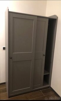 Prodám šatní skříň HAUGA s posuvnými dveřmi – šedá