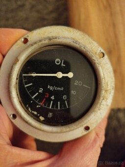 Starý měřič tlaku oleje
