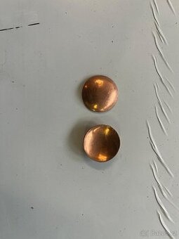 Krytky kotvícího materiálu