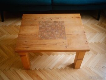 Unikátní masivní konferenční stolek – ruční práce s intarzií