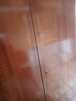 Prodám dřevěnou šatní skrin