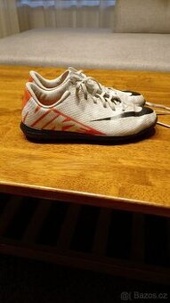 Dívčí kopačky nike velikost.36